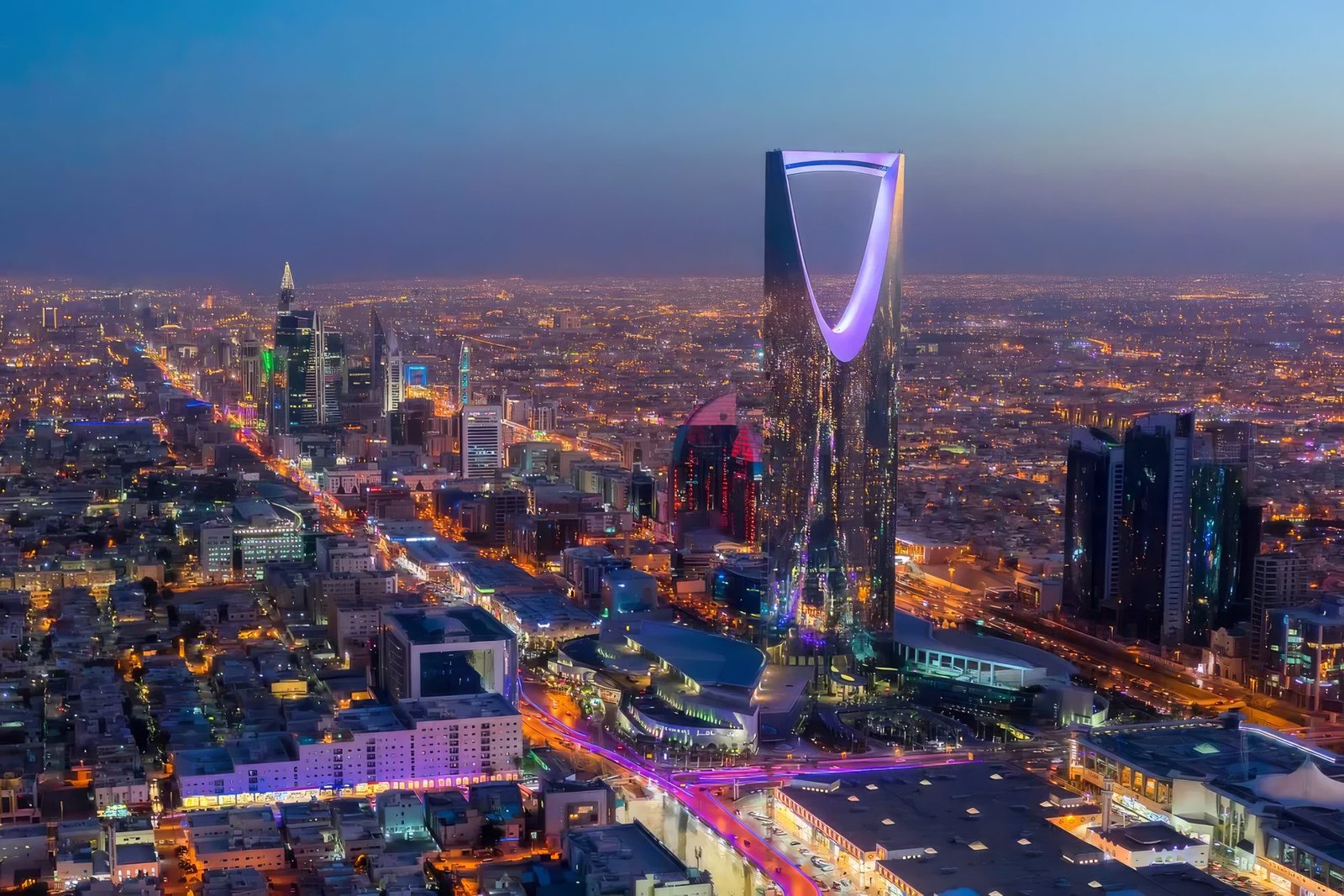 Riyad de nuit, avec la Kingdom Tower au premier plan